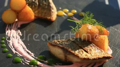 一盘高级菜肴。 特写镜头。 小土豆鱼。 骡子。 一杯白葡萄酒。 Primorsik餐厅